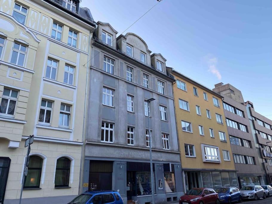 Schoenes City-Apartment Im Zentrum Mit Balkon Hof  Ngoại thất bức ảnh