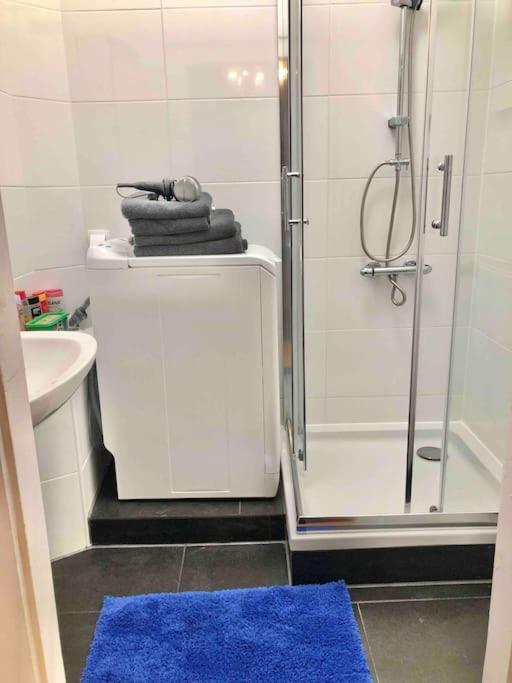 Schoenes City-Apartment Im Zentrum Mit Balkon Hof  Ngoại thất bức ảnh