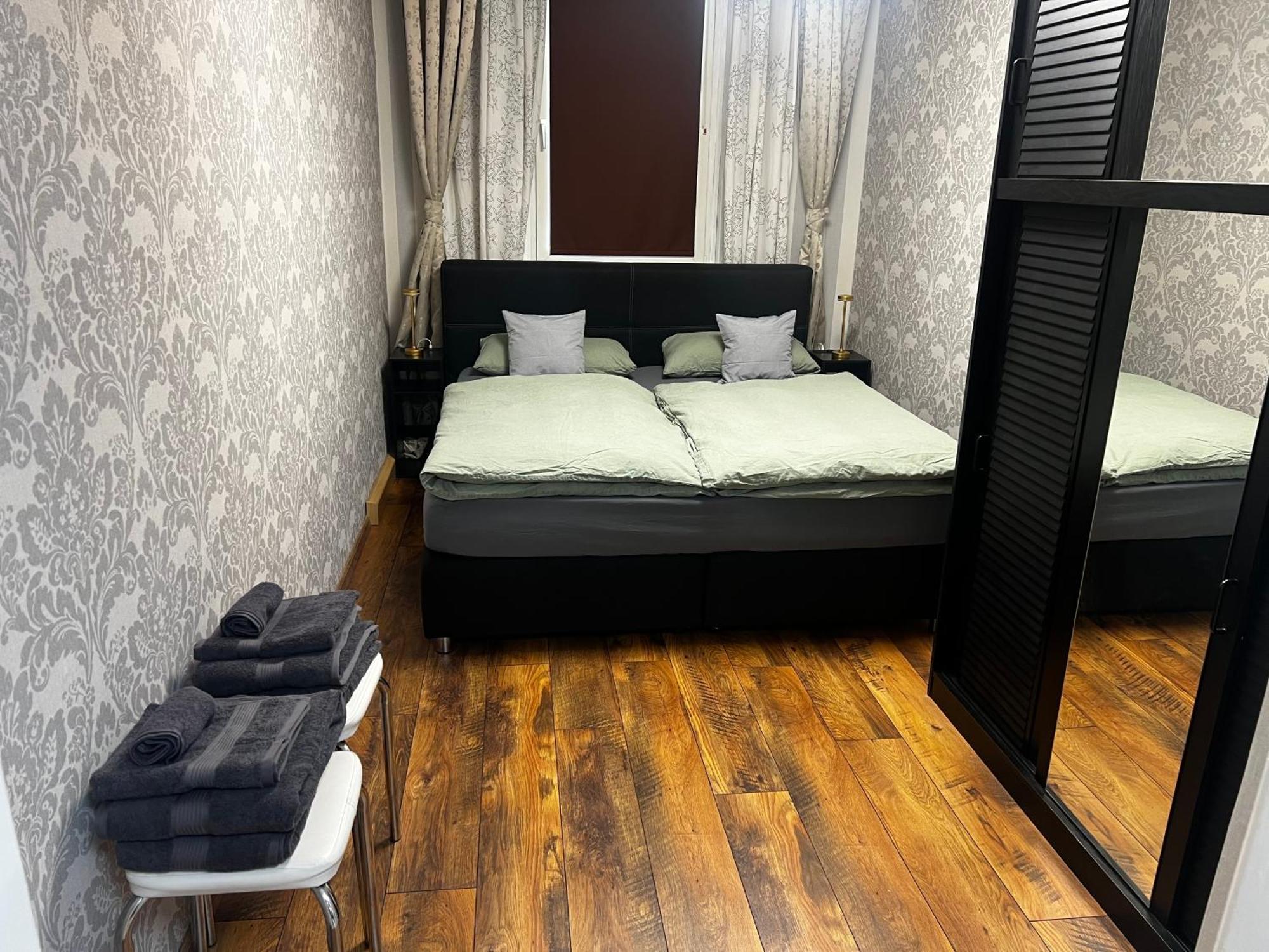 Schoenes City-Apartment Im Zentrum Mit Balkon Hof  Ngoại thất bức ảnh